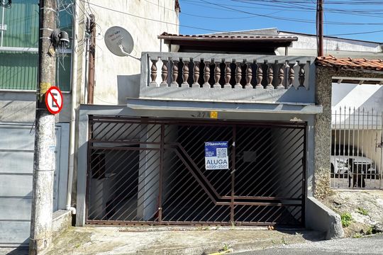 Fachada  de casa para alugar com 3 quartos, 130m² em Vila Carmosina, São Paulo