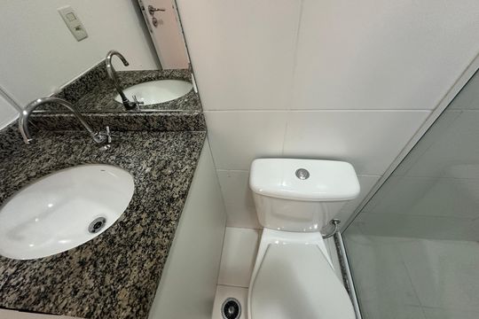 Banheiro Social de apartamento para alugar com 2 quartos, 69m² em Jardim Tupanci, Barueri