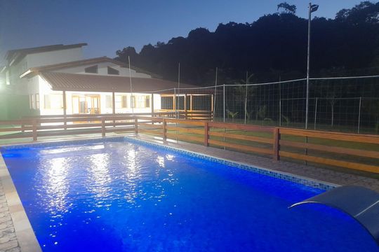 Área externa de casa para alugar com 4 quartos, 520m² em Ressaca, Cotia