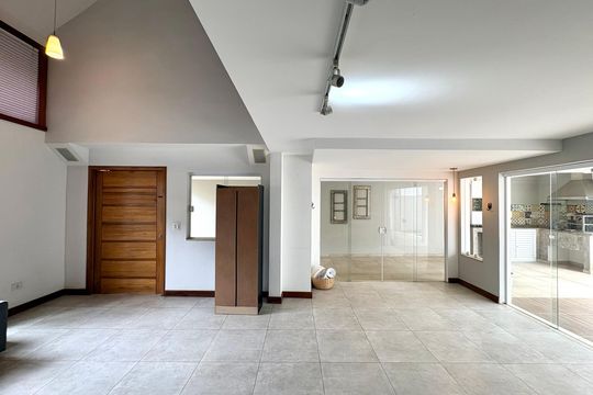 Sala de casa de condomínio à venda com 4 quartos, 282m² em Taquara, Rio de Janeiro