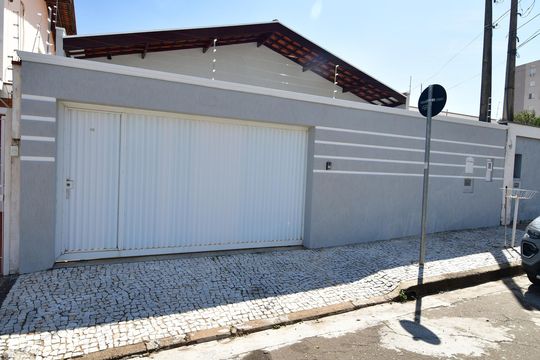 Fachada de casa à venda com 3 quartos, 300m² em Parque Taquaral, Campinas