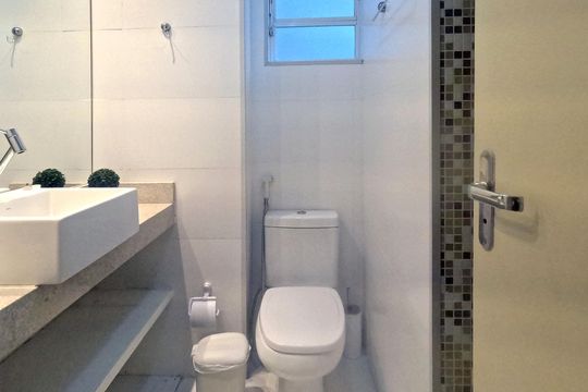 Banheiro de apartamento para alugar com 2 quartos, 87m² em Gonzaga, Santos