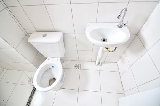 Banheiro de apartamento para alugar com 1 quarto, 26m² em Parque Paineiras, São Paulo
