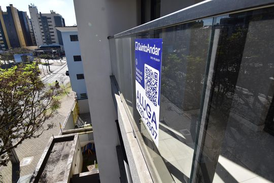 Placa de apartamento para alugar com 1 quarto, 33m² em Mercês, Curitiba