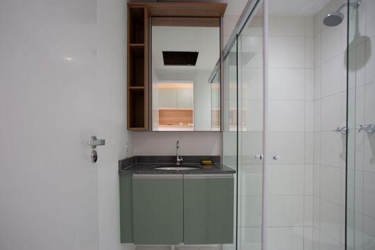 Banheiro social  de kitnet/studio para alugar com 1 quarto, 24m² em Vila Cordeiro, São Paulo