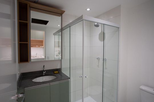 Banheiro social  de kitnet/studio para alugar com 1 quarto, 24m² em Vila Cordeiro, São Paulo