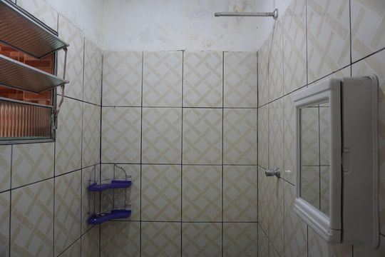 Banheiro de casa para alugar com 1 quarto, 32m² em Jardim Guaruja, Embu das Artes