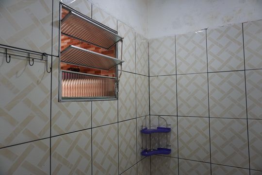Banheiro de casa para alugar com 1 quarto, 32m² em Jardim Guaruja, Embu das Artes