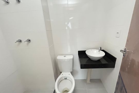 Banheiro de apartamento para alugar com 2 quartos, 36m² em Del Castilho, Rio de Janeiro