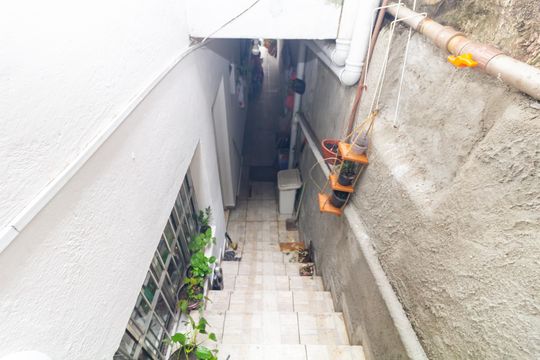 Escada de casa para alugar com 2 quartos, 42m² em Vila Carmosina, São Paulo