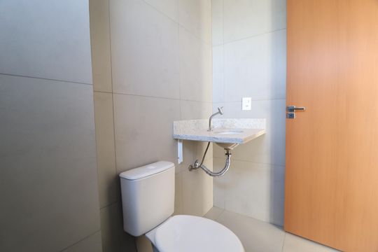 Banheiro do Quarto 1 de apartamento para alugar com 2 quartos, 77m² em Patrimônio, Uberlândia