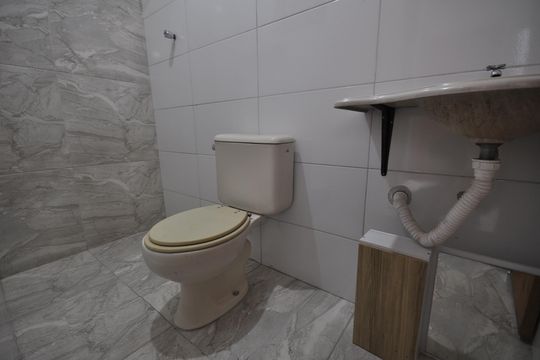 Banheiro de casa para alugar com 1 quarto, 40m² em Furnas, São Paulo