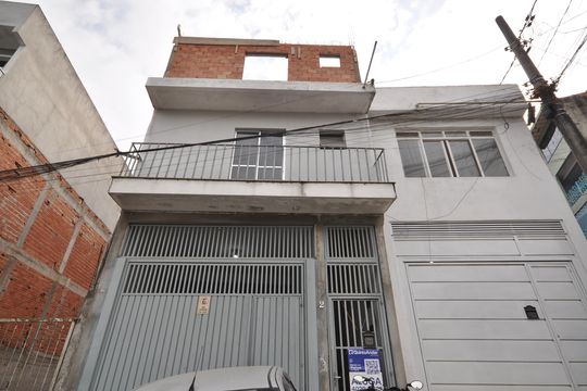 Fachada de casa para alugar com 1 quarto, 40m² em Furnas, São Paulo
