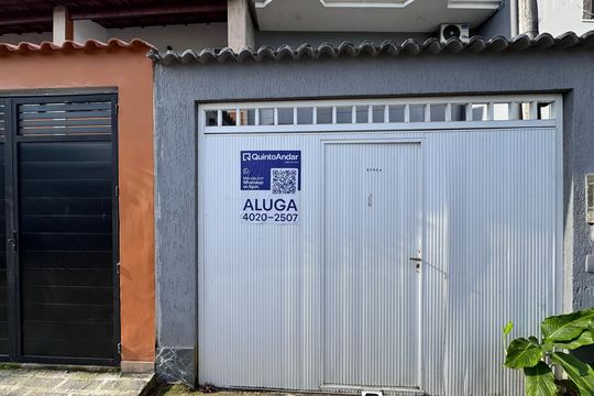 Plaquinha Quinto Andar de casa de condomínio para alugar com 2 quartos, 88m² em Vargem Grande, Rio de Janeiro