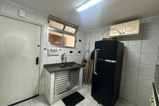 Cozinha de apartamento para alugar com 1 quarto, 28m² em Morro dos Barbosas, São Vicente