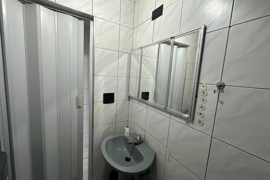 Banheiro de apartamento para alugar com 1 quarto, 28m² em Morro dos Barbosas, São Vicente