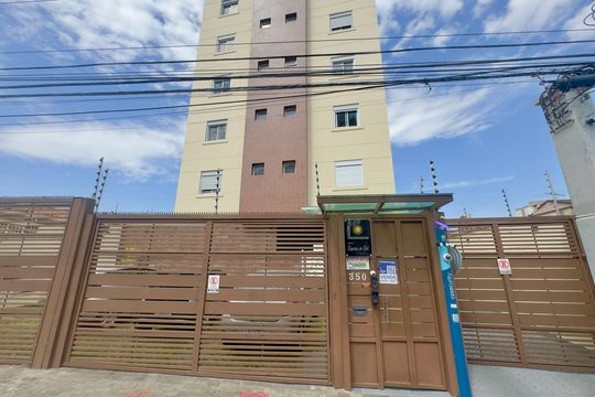 Placa instalada na fachada do imóvel de apartamento à venda com 2 quartos, 57m² em Vila Rosalia, Guarulhos