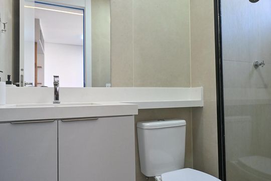 Banheiro de kitnet/studio para alugar com 1 quarto, 26m² em Cidade Jardim, São Paulo
