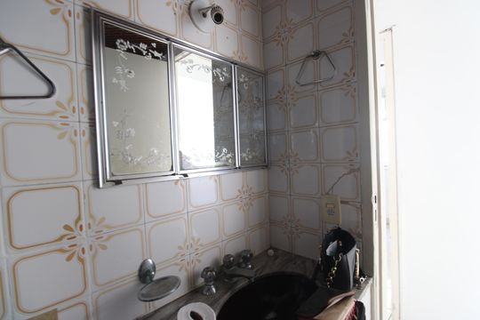 Banheiro de apartamento para alugar com 2 quartos, 48m² em Taquara, Rio de Janeiro