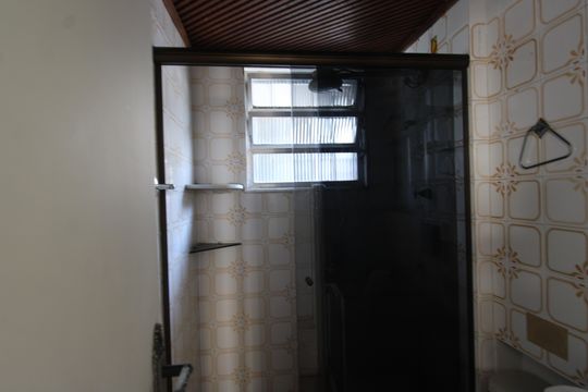 Banheiro de apartamento para alugar com 2 quartos, 48m² em Taquara, Rio de Janeiro