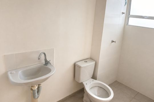 Banheiro de apartamento para alugar com 2 quartos, 40m² em Parque Tremendao, Goiânia