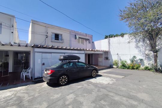 Fachada de casa à venda com 2 quartos, 120m² em Vila Cordeiro, São Paulo