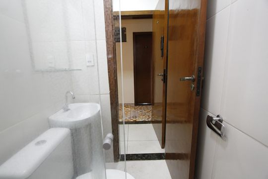 Banheiro de kitnet/studio para alugar com 1 quarto, 30m² em João Pinheiro, Belo Horizonte