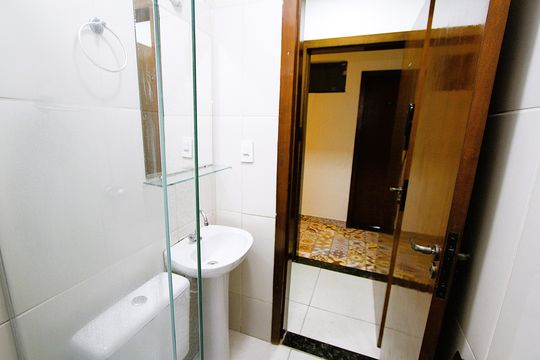 Banheiro de kitnet/studio para alugar com 1 quarto, 30m² em João Pinheiro, Belo Horizonte