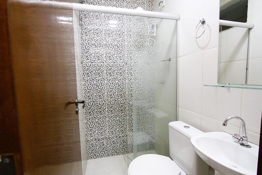 Banheiro de kitnet/studio para alugar com 1 quarto, 30m² em João Pinheiro, Belo Horizonte