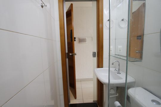 Banheiro de kitnet/studio para alugar com 1 quarto, 30m² em João Pinheiro, Belo Horizonte