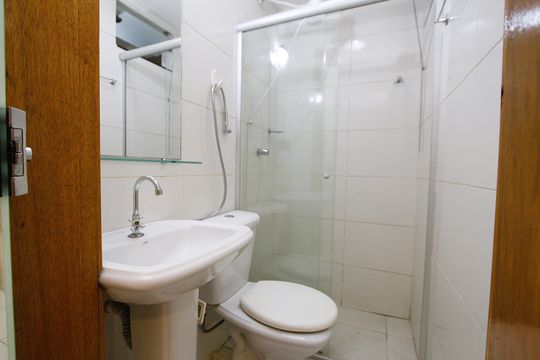 Banheiro de kitnet/studio para alugar com 1 quarto, 30m² em João Pinheiro, Belo Horizonte