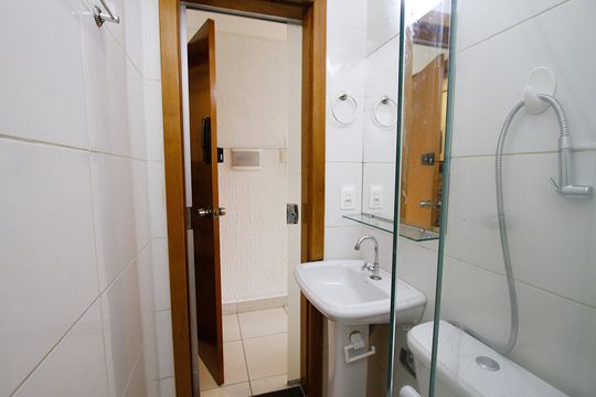 Banheiro de kitnet/studio para alugar com 1 quarto, 30m² em João Pinheiro, Belo Horizonte
