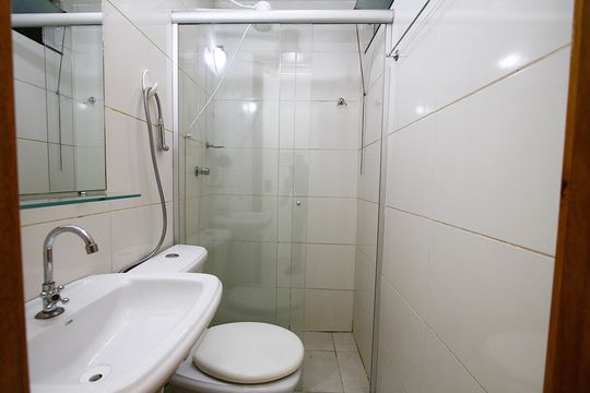 Banheiro de kitnet/studio para alugar com 1 quarto, 30m² em João Pinheiro, Belo Horizonte