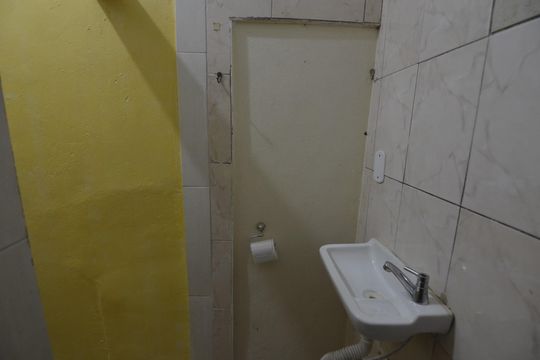 Banheiro de apartamento para alugar com 1 quarto, 73m² em Benfica, Rio de Janeiro