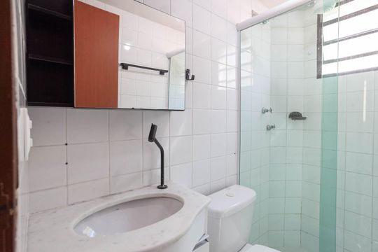 Banheiro social  de apartamento para alugar com 2 quartos, 45m² em Santa Monica, Belo Horizonte