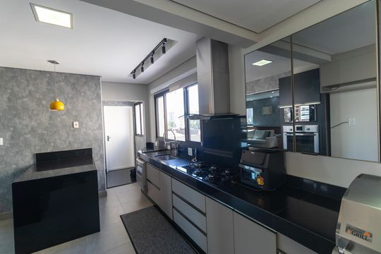 Cozinha de apartamento à venda com 3 quartos, 180m² em Cambuí, Campinas