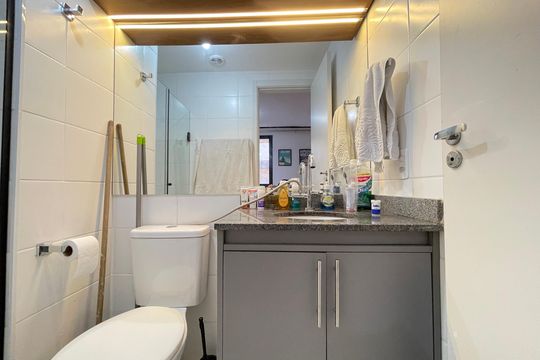Banheiro de kitnet/studio para alugar com 1 quarto, 25m² em Butantã, São Paulo