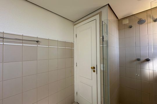Banheiro da Suíte de apartamento para alugar com 3 quartos, 107m² em Alphaville Industrial, Barueri