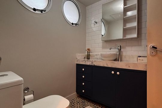 Banheiro suíte de apartamento para alugar com 1 quarto, 61m² em Alphaville Industrial, Barueri