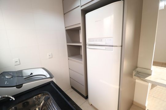 Cozinha de apartamento para alugar com 2 quartos, 45m² em Jardim Inconfidência, Uberlândia