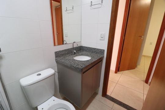 Banheiro Social de apartamento para alugar com 2 quartos, 45m² em Jardim Inconfidência, Uberlândia