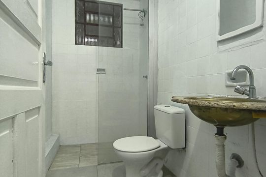 Banheiro de kitnet/studio para alugar com 1 quarto, 45m² em Minaslandia, Belo Horizonte