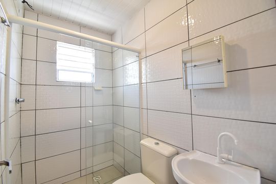 Banheiro de kitnet/studio para alugar com 1 quarto, 30m² em Cachoeira, Curitiba