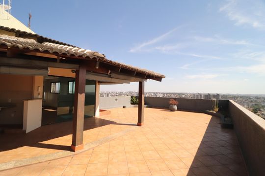 Apartamento para alugar com 4 quartos, 359m² em Osvaldo Rezende, Uberlândia