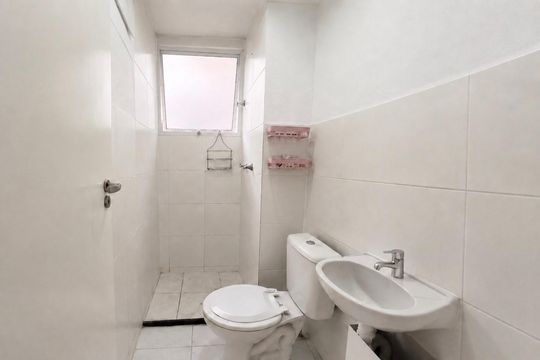 Banheiro de apartamento para alugar com 2 quartos, 45m² em Guaratiba, Rio de Janeiro
