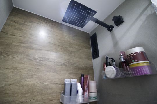 Banheiro da Suíte 2 de apartamento para alugar com 3 quartos, 136m² em Taquara, Rio de Janeiro