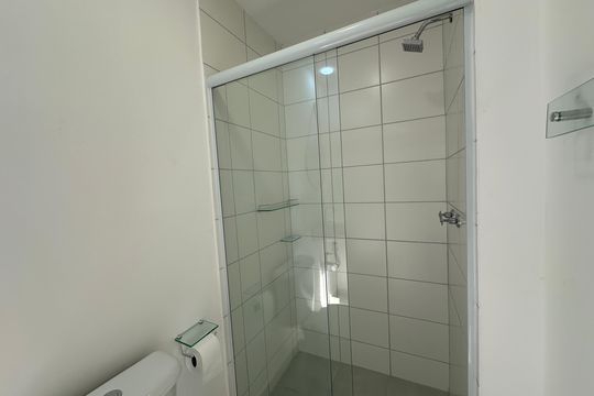 Banheiro de apartamento para alugar com 1 quarto, 50m² em Jardim Maria Helena, Barueri