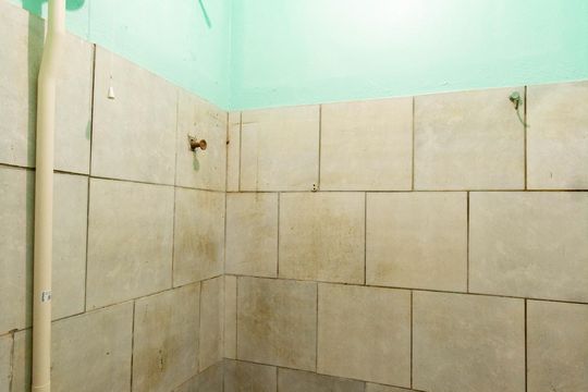 Banheiro social de casa de condomínio para alugar com 2 quartos, 40m² em Harmonia, Canoas