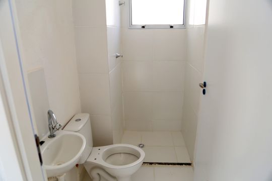 Banheiro de apartamento para alugar com 2 quartos, 39m² em Residencial Frei Galvão, Goiânia