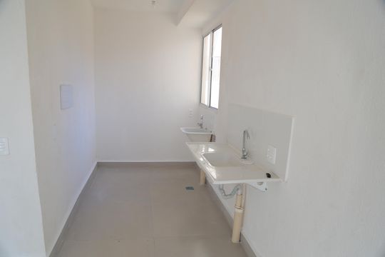 Cozinha e área de serviço de apartamento para alugar com 2 quartos, 39m² em Residencial Frei Galvão, Goiânia